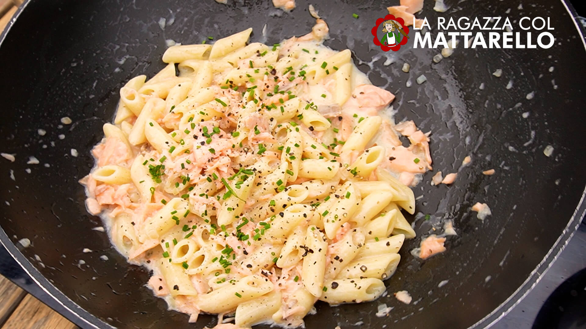 Pasta con salmón penne al salmone La ragazza col mattarello