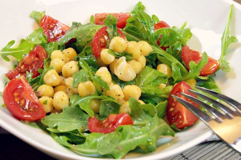 Ensalada de garbanzos rúcula y tomates cherry con vinagreta de anchoas