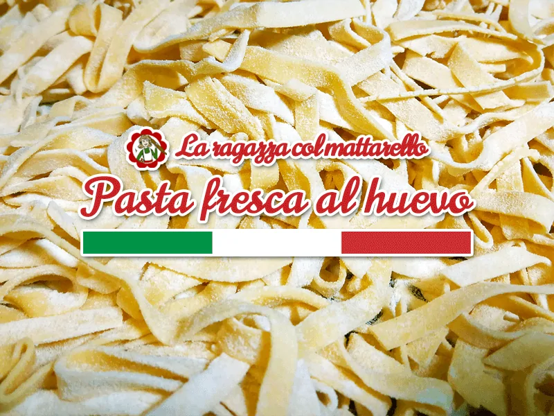 https://www.laragazzacolmattarello.com/wp-content/webp-express/webp-images/doc-root/wp-content/uploads/2019/10/Como-hacer-pasta-fresca-al-huevo-la-receta-paso-a-paso_cover-3.png.webp